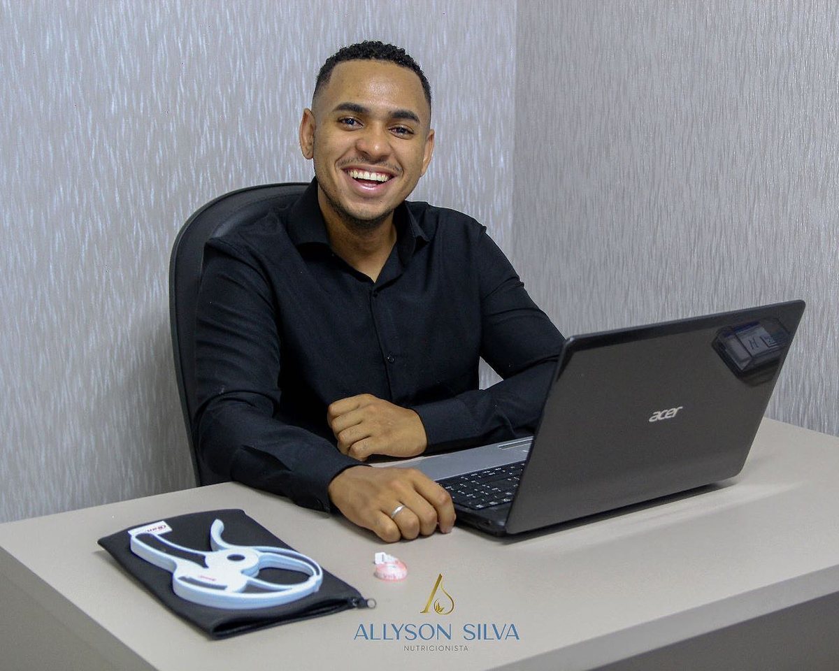 Allyson Silva em atendimento ao computador